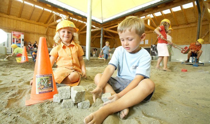 Der überdachte Kinder-Bauhof ist eine unserer vielen Allwetter-Attraktionen