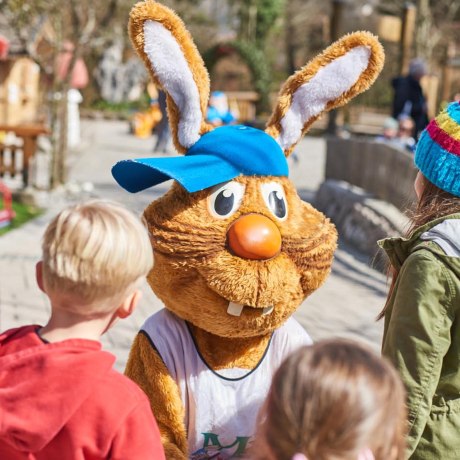 Der Osterhase freut sich auf euren Besuch in den Märchen-Erlebnispark Marquartstein