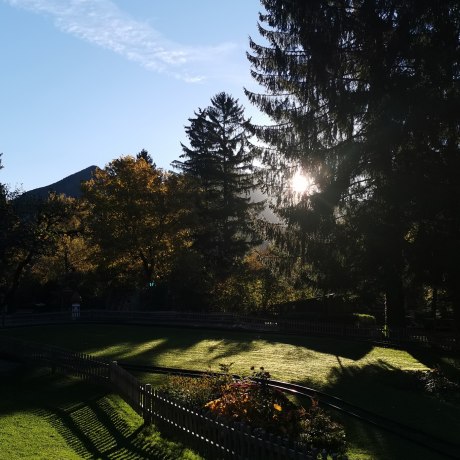 bereits am Morgen werden die Besucher*innen im Märchenpark von der Herbstsonne gewärmt
