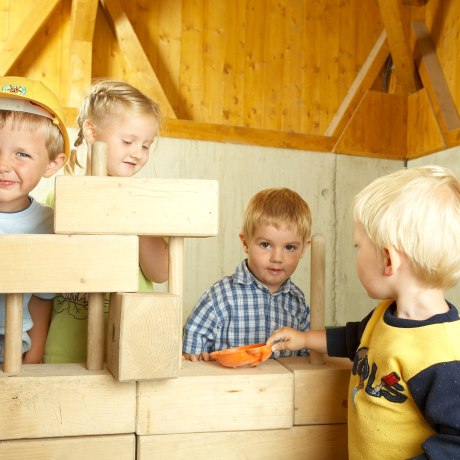 überdachter Kinderbauhof, lädt selbst bei unbeständigem Wetter zum Buddeln ein