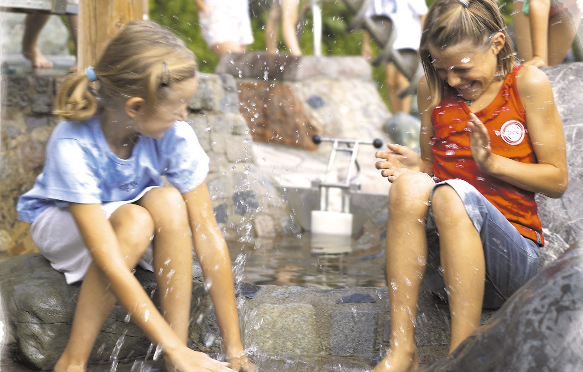 Erfrischen, planschen im Wasserspielgarten Erfrischen, planschen im Wasserspielgarten