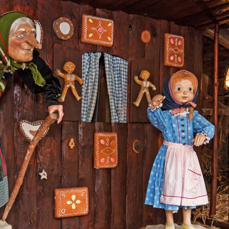 Gretel befreit Hänsel von der bösen Hexe