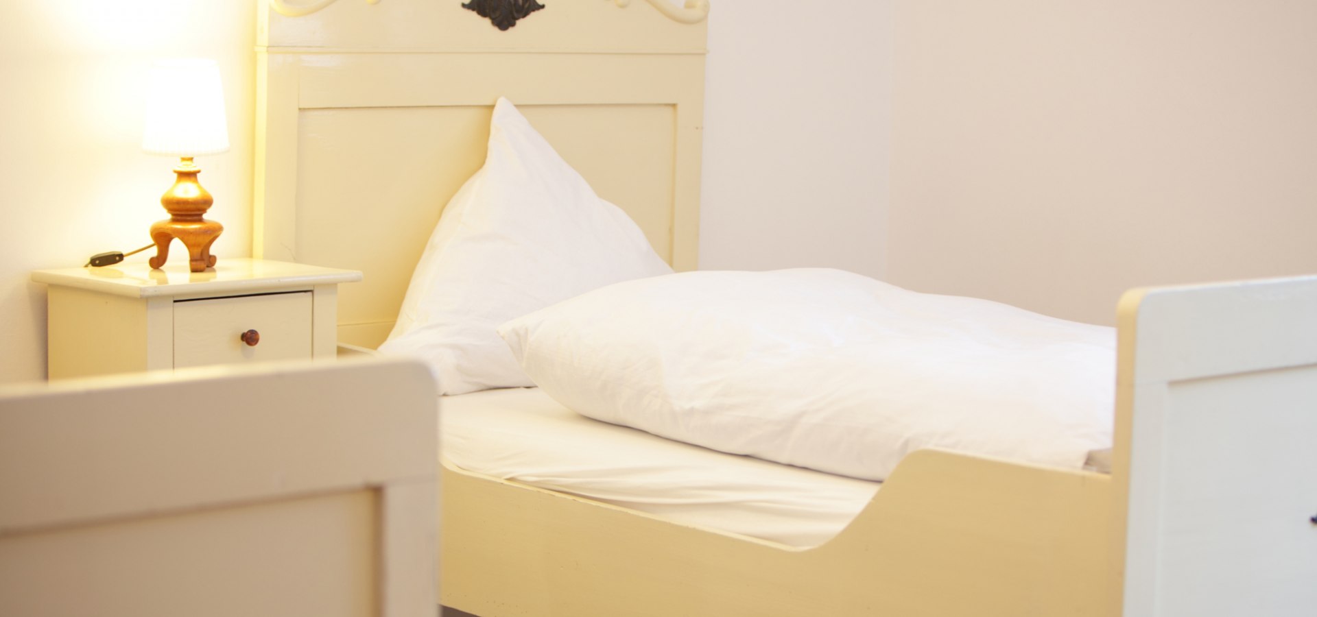 Schlafzimmer ganz in weiß in der Ferienwohnung am Märchenpark