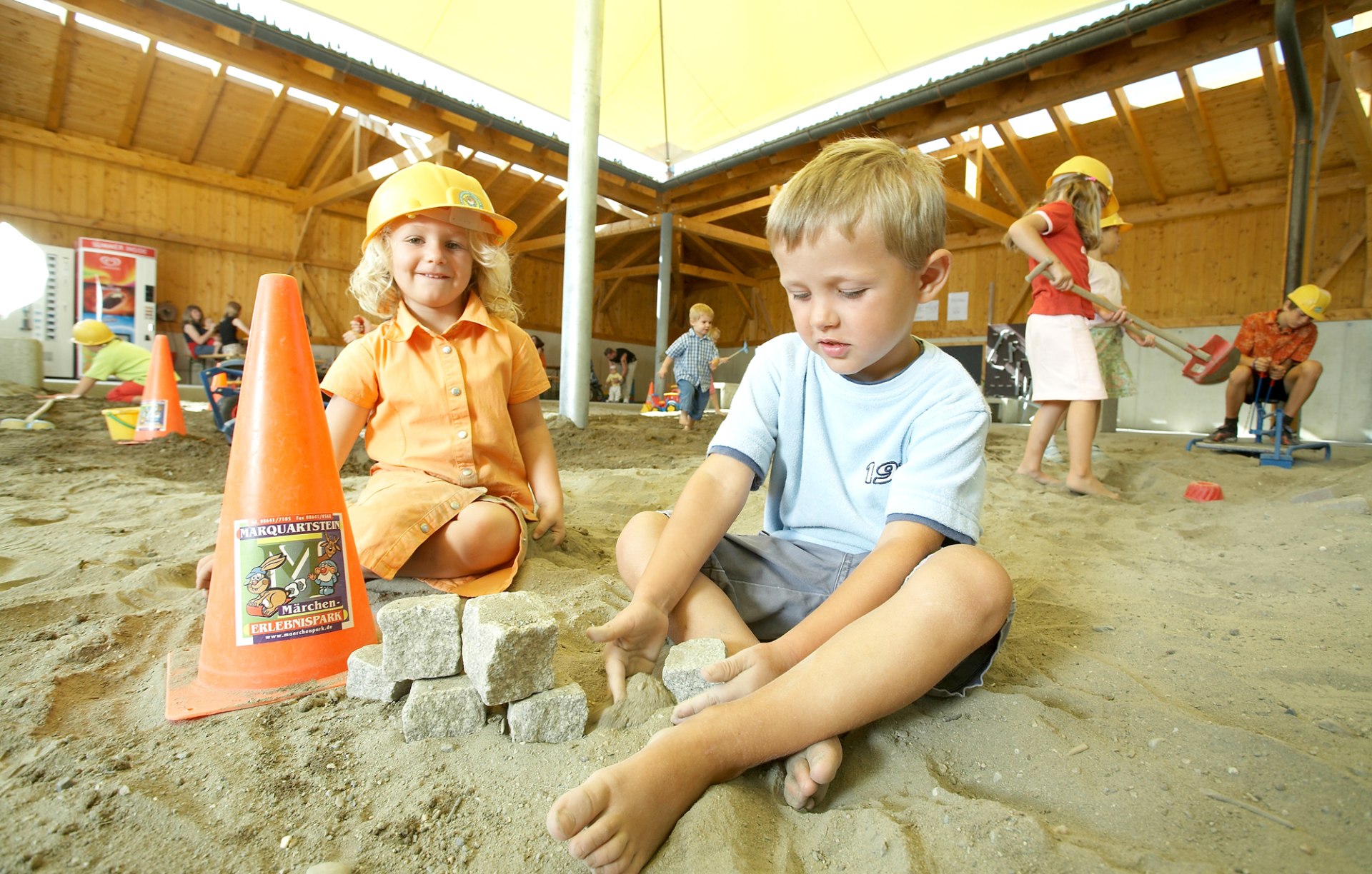 Der überdachte Kinder-Bauhof ist eine unserer vielen Allwetter-Attraktionen
