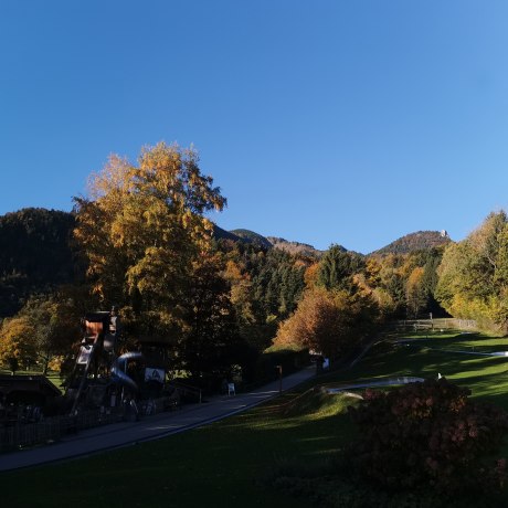 Im Herbst zeigt sich der Märchenpark in den sattesten Farben