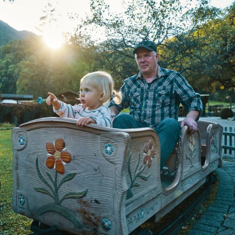 Bei einer gemütlichen Fahrt mit der Parkeisenbahn mit Oma und Opa gibt es viel zu entdecken