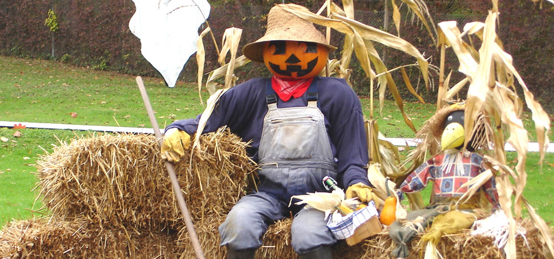 Kürbismann und sein Freund, der Rabe begrüßen an Halloween die Besucher des Märchenparks