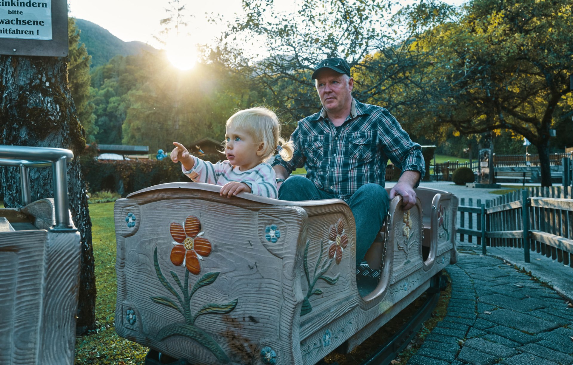 Bei einer gemütlichen Fahrt mit der Parkeisenbahn mit Oma und Opa gibt es viel zu entdecken