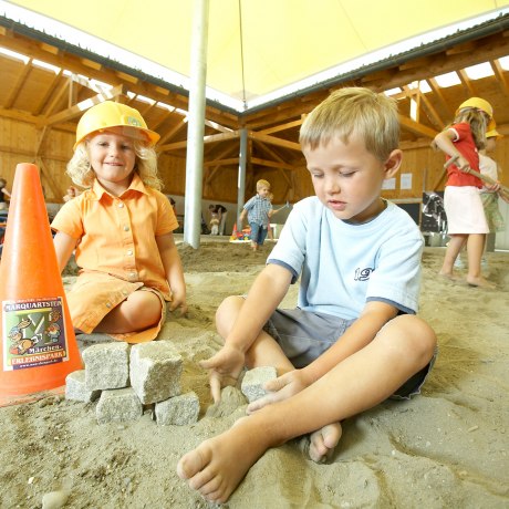 Der überdachte Kinder-Bauhof ist eine unserer vielen Allwetter-Attraktionen